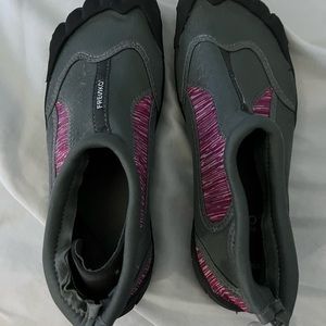 Fresno water shoes with toes size 9 US